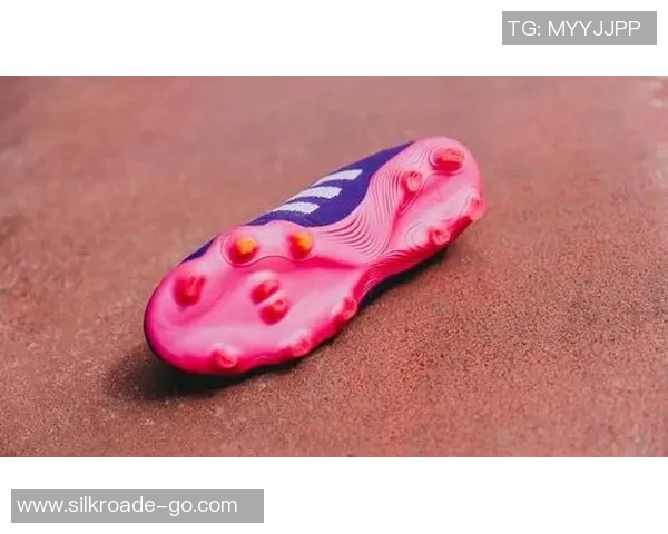 球星穿粉色足球鞋亮相赛场引发热议 成为时尚与竞技的双重焦点